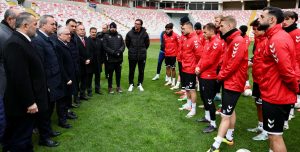 Sivas Belediye Başkanı Ve Validen Sivasspor A Ziyaret -radyobora